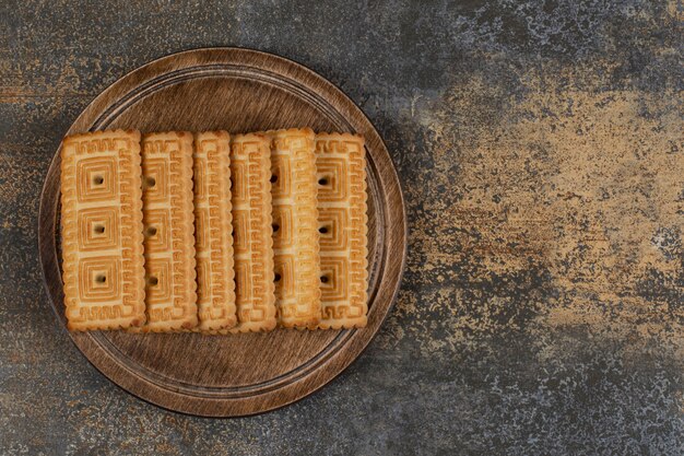 Pile de délicieux biscuits sur planche de bois.