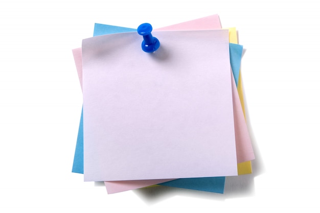 Pile désordonnée de notes collantes de différentes couleurs avec une épingle isolée sur blanc