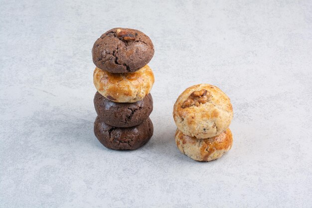 Pile de divers biscuits aux noix sur fond beige. photo de haute qualité