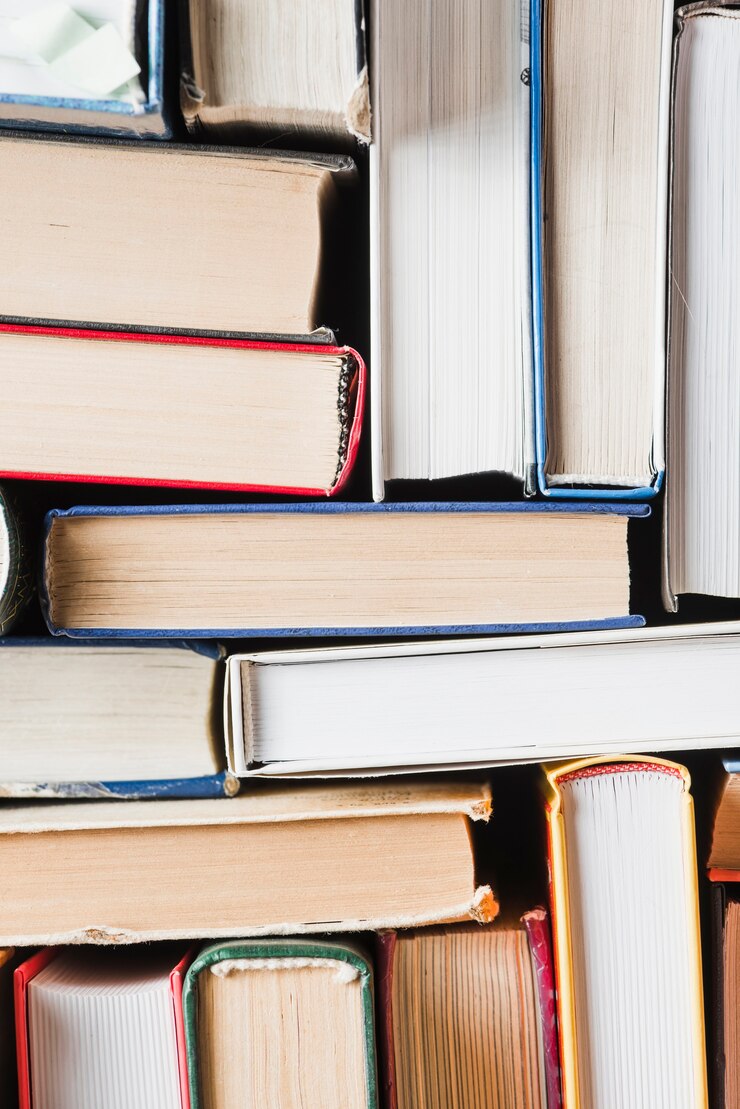 Photo gratuit pile de divers livres