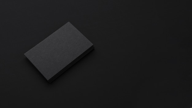 Photo gratuite pile élégante minimaliste de cartes de visite noires