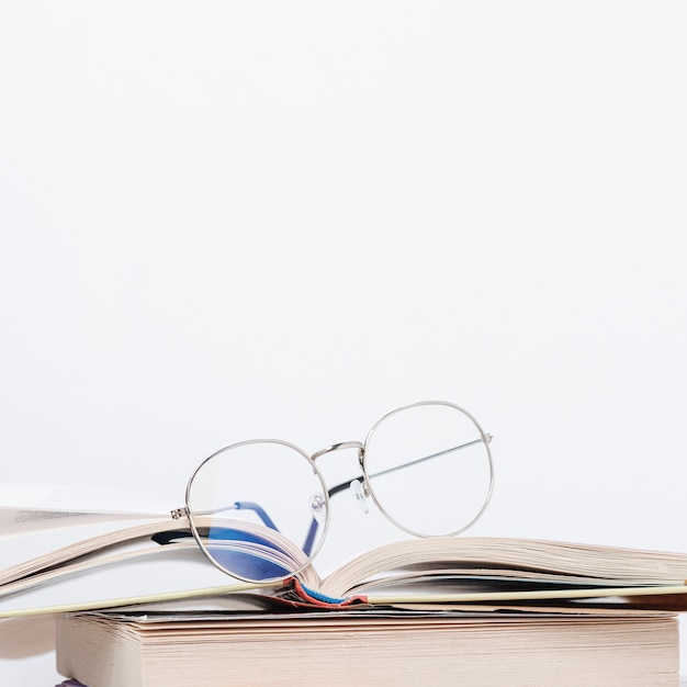 Pile d'espace copie de livres avec des lunettes