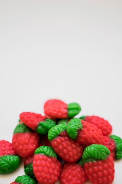 Photo gratuite une pile de fraises aux bonbons