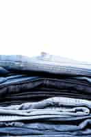 Photo gratuite une pile de jeans