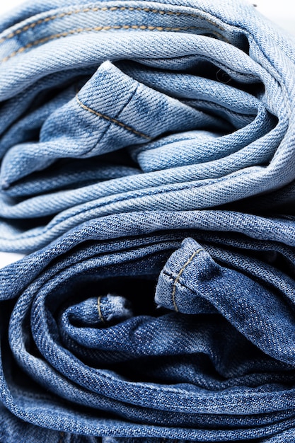 Photo gratuite une pile de jeans