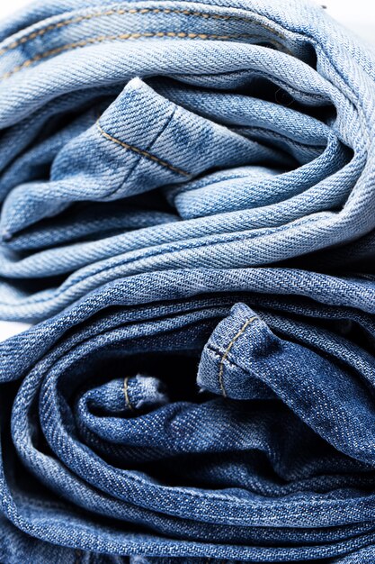 Une pile de jeans