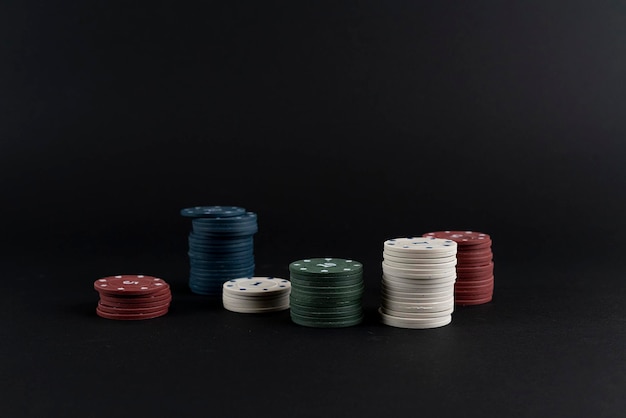 Une pile de jetons de poker dans un casino isolé sur fond de couleur
