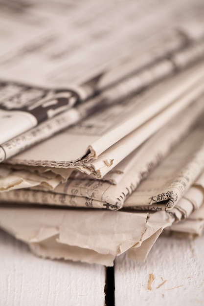 Pile de journaux sur une table blanche