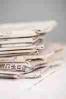 Photo gratuite pile de journaux sur une table blanche