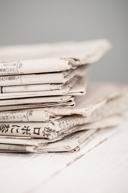 Pile de journaux sur une table blanche