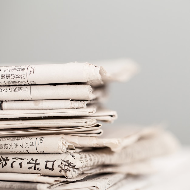 Pile de journaux sur une table blanche