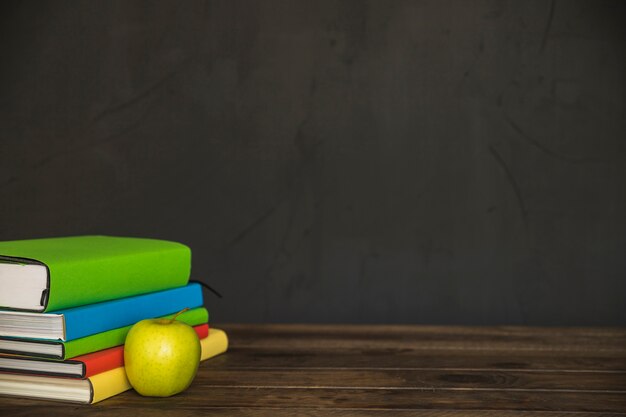 Pile de livre sur la table avec apple