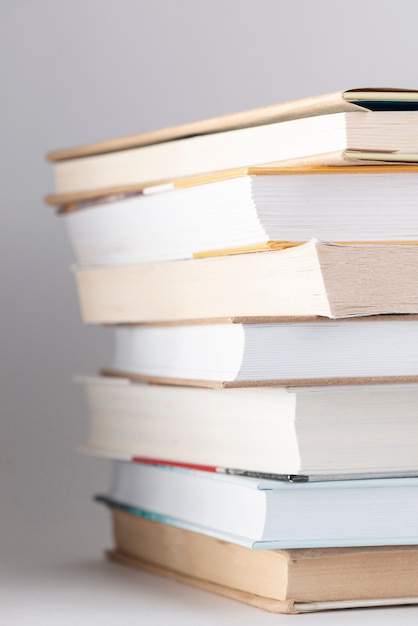 Pile de livres à angle bas avec des lunettes sur le dessus