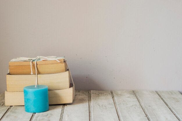 Pile de livres et bougie bleue