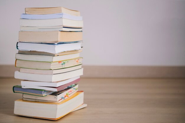 Une pile de livres et de cahiers