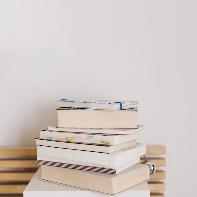 Une pile de livres et de cahiers