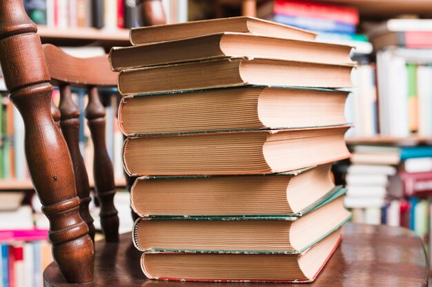 Pile de livres sur une chaise