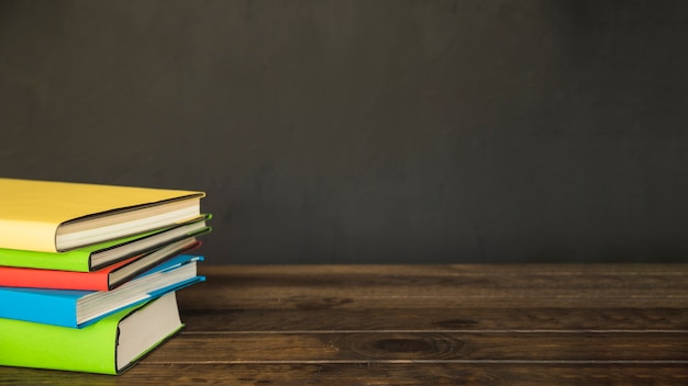 Photo gratuite pile de livres colorés sur le bureau