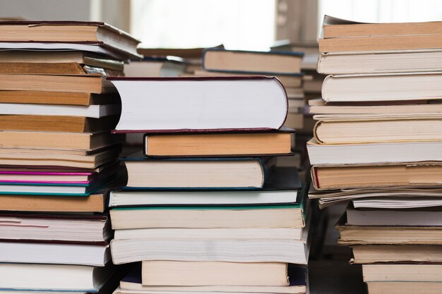 Pile de livres dans une librairie