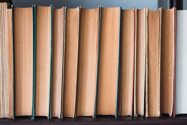 Pile de livres dans une librairie