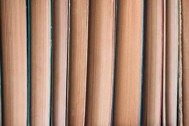 Pile de livres dans une librairie