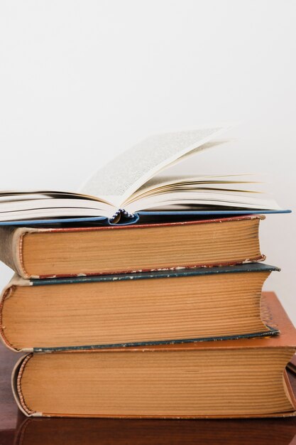 Pile de livres dans une librairie