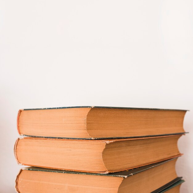 Pile de livres dans une librairie