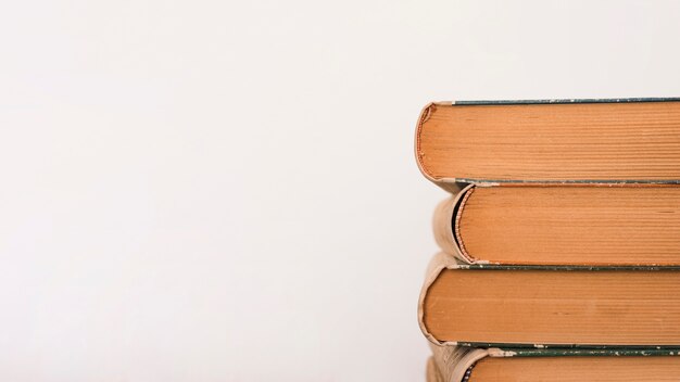 Pile de livres dans une librairie