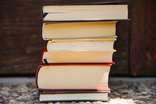 Pile de livres debout sur le sol