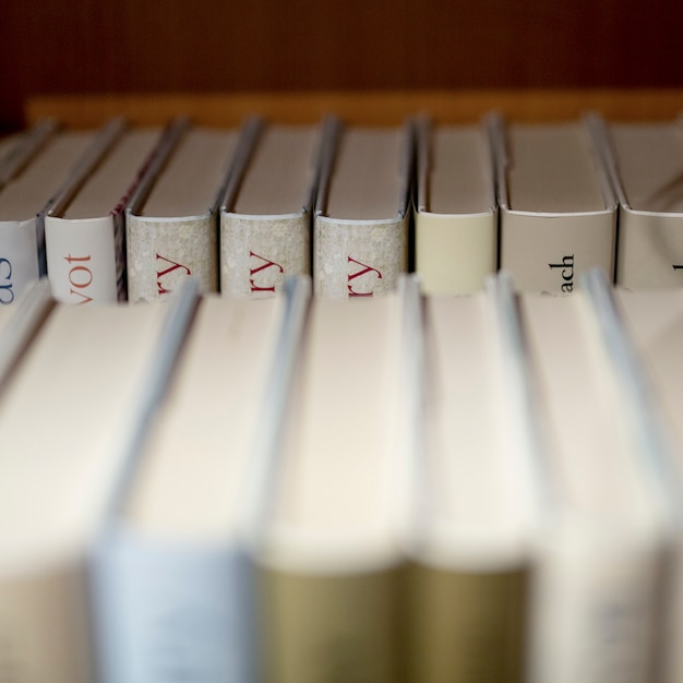 Pile de livres sur l&#39;étagère