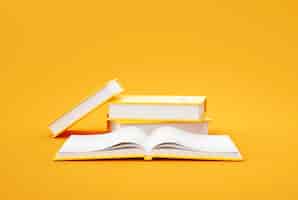 Photo gratuite pile de livres sur fond jaune concept d'éducation rendu 3d
