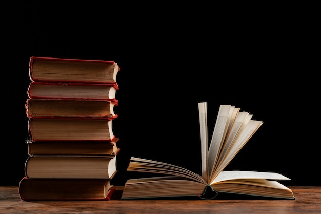 Pile De Livres Avec Fond Sombre