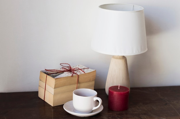 Pile de livres lampe et bougie