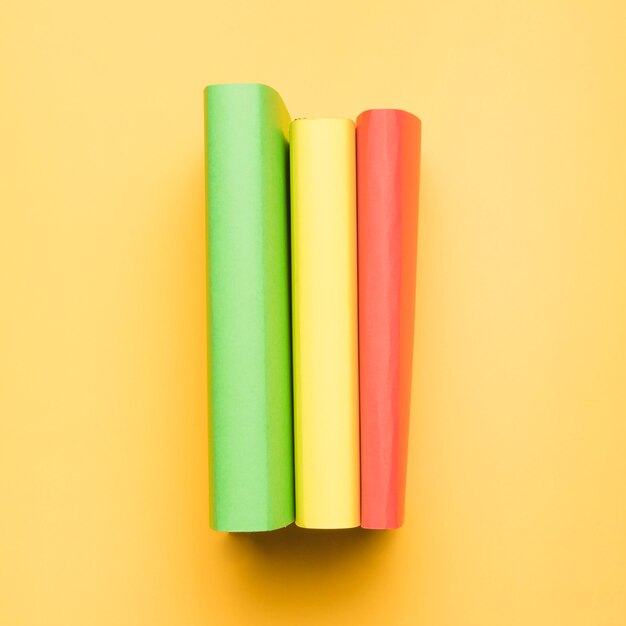 Pile de livres multicolores