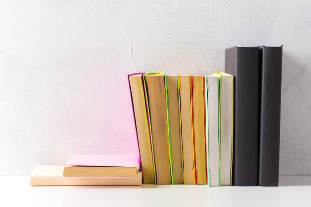 Pile de livres de poche sur une table