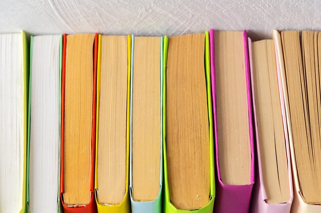 Pile de livres de poche sur une table