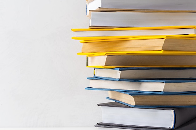 Pile de livres de poche sur une table