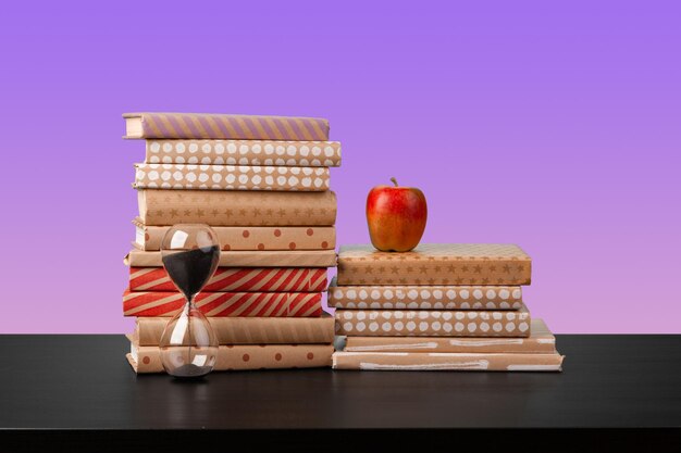 Pile de livres sur table en bois noir