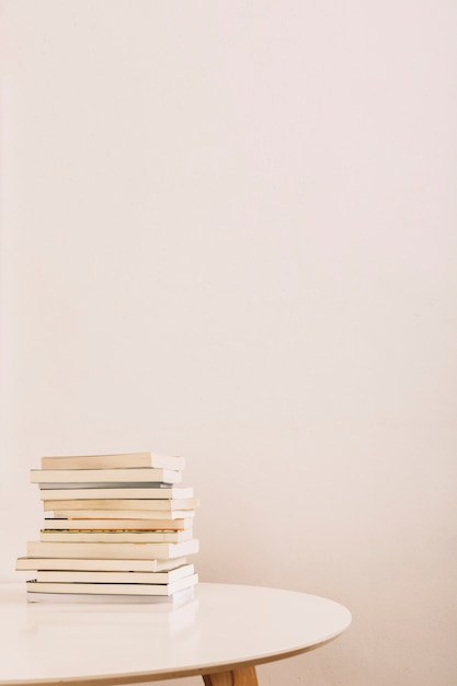 Pile de livres sur table