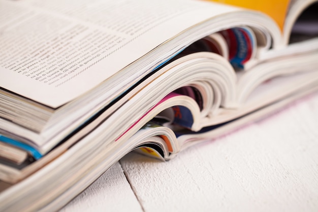 Photo gratuite pile de magazines colorés sur une table