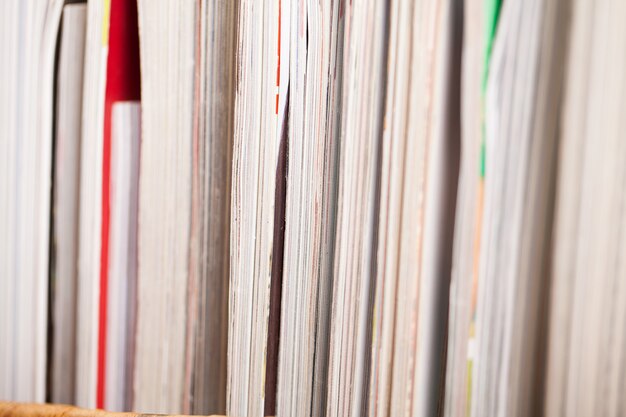 Pile de magazines colorés sur une table