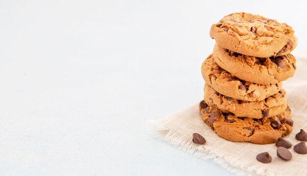 Pile minimaliste de délicieux cookies copy space