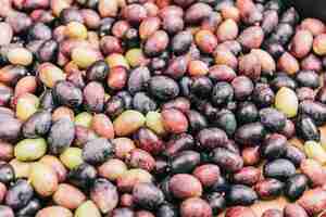 Photo gratuite pile d'olives noires et vertes brutes