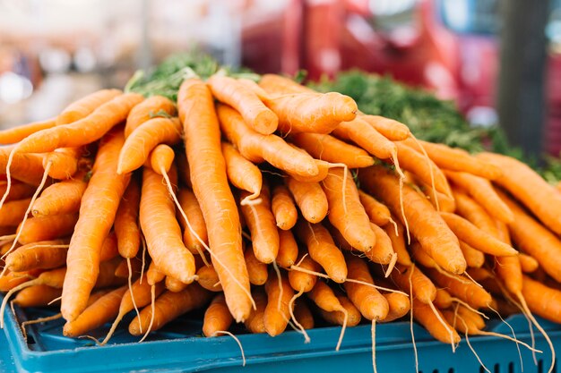 Pile d&#39;une orange récoltée de carottes sur le marché de la ferme