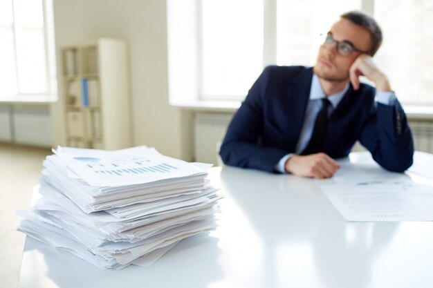 Pile de papiers sur la table