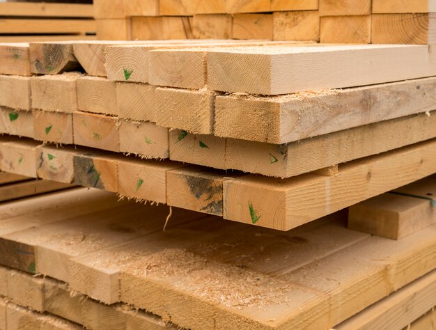 Pile de planches de bois vue de face