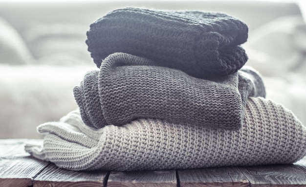 pile de pulls tricotés confortables de différentes couleurs.