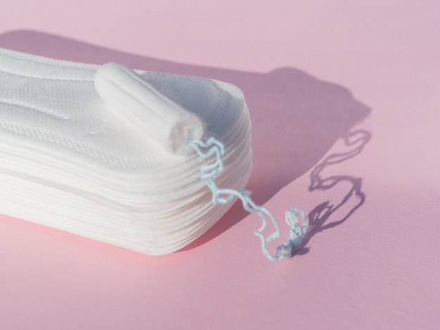 Photo gratuite pile de tampons quotidiens avec ombre et tampon haute vue