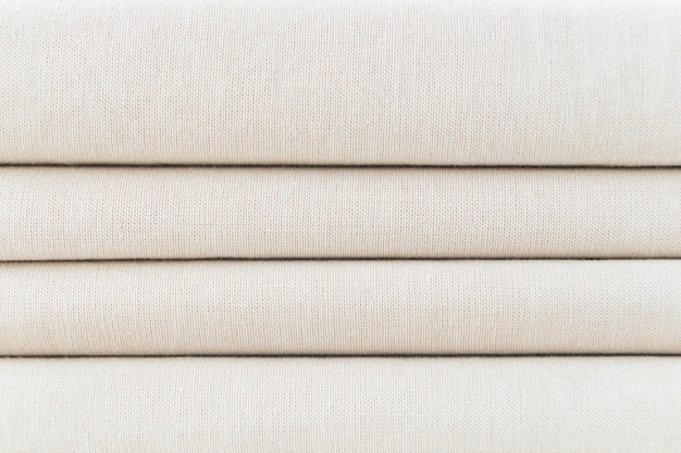 Pile de tissu tissé beige plié à motifs