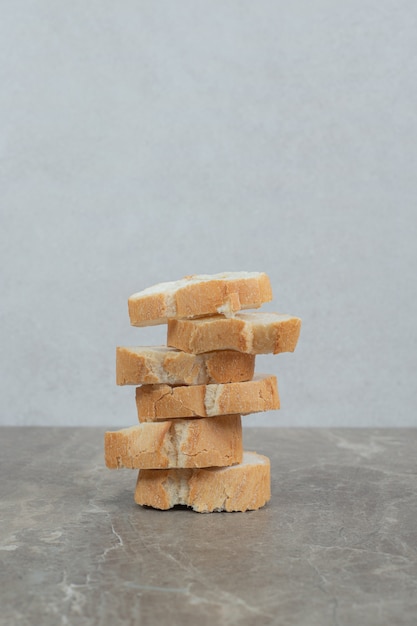 Pile De Tranches De Baguette Sur Marbre. Photo De Haute Qualité